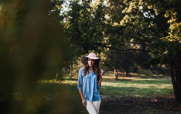 Hermosa mujer de pelo largo en el jardín — Foto de Stock