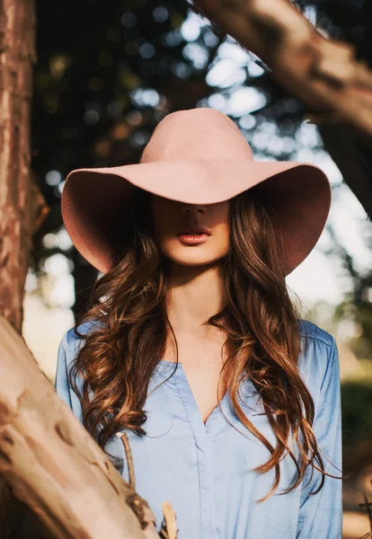 Hosszú haj nő viselt kalap — Stock Fotó
