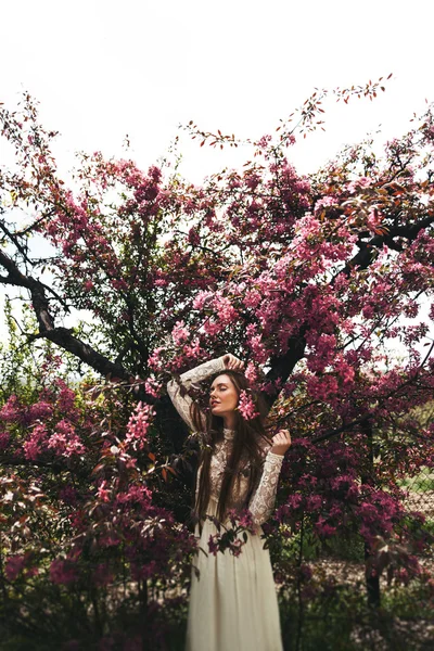 Kvinna poserar i trädgården — Stockfoto