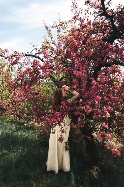 Frau posiert im Garten — Stockfoto