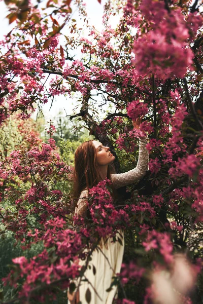 Kvinna poserar i trädgården — Stockfoto