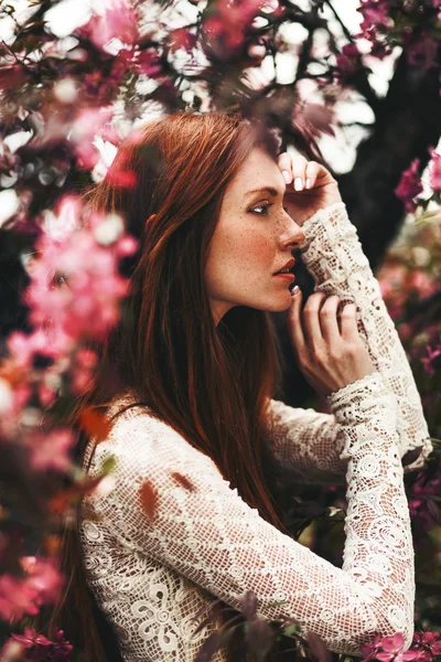 Frau mit Sommersprossen im Gesicht im Garten — Stockfoto