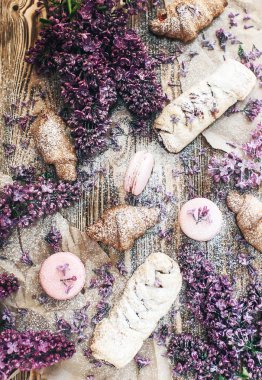 pasta ve kurabiye ile masaya Lila çiçek