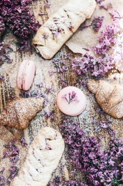 pasta ve kurabiye ile masaya Lila çiçek