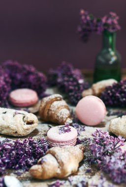 pasta ve kurabiye ile masaya Lila çiçek