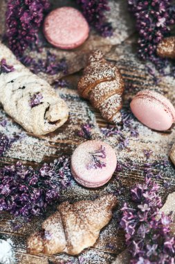 pasta ve kurabiye ile masaya Lila çiçek