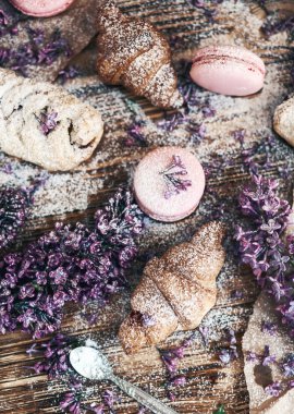 pasta ve kurabiye ile masaya Lila çiçek