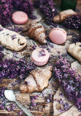 pasta ve kurabiye ile masaya Lila çiçek