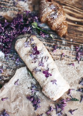 Eflatun çiçekler ile tatlı pasta