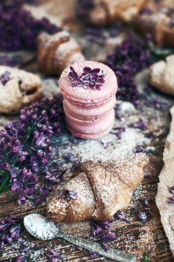 pasta ve kurabiye ile masaya Lila çiçek