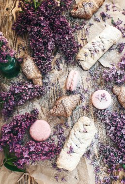 pasta ve kurabiye ile masaya Lila çiçek