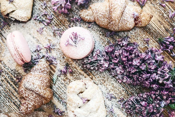 pasta ve kurabiye ile masaya Lila çiçek