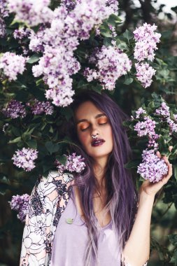 Mor saç ve kapalı gözler kadın ile