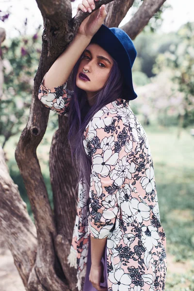 Femme aux cheveux violets debout par arbre — Photo