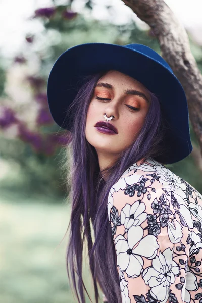 Mulher com cabelo roxo usando chapéu — Fotografia de Stock