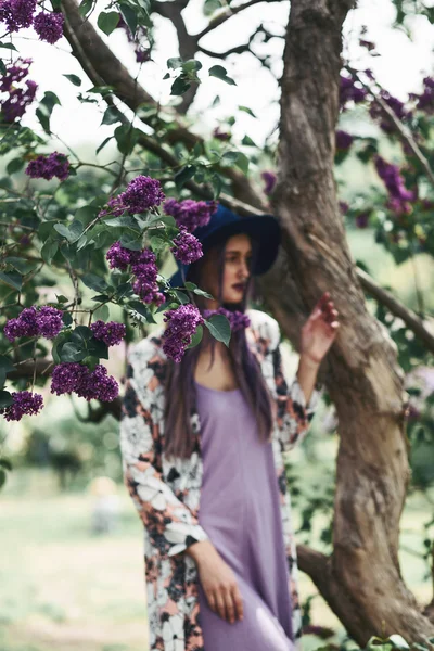 Woman with purple hair standing by tree — Stock Photo, Image