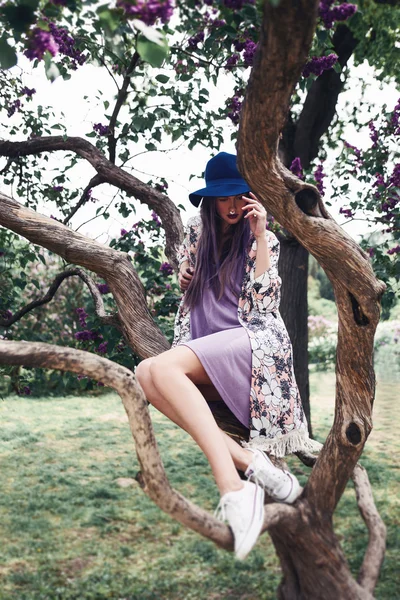 Woman with purple hair wearing hat — Stock Photo, Image