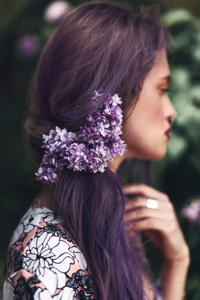 Kvinna med lila blommor — Stockfoto