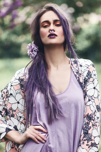 Mulher com cabelo roxo posando no parque — Fotografia de Stock