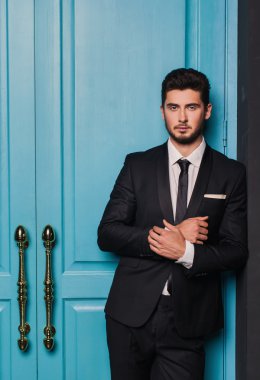 Şık takım elbiseli adam