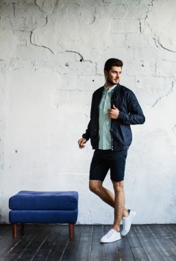 stüdyoda ayakta yakışıklı adam