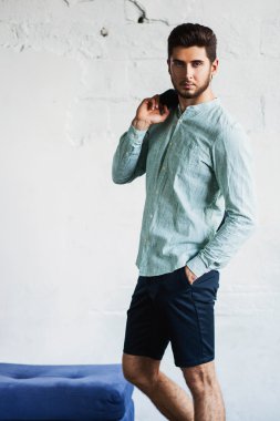 stüdyoda ayakta yakışıklı adam