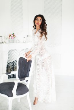 kadın beyaz iç çamaşırlarıyla poz