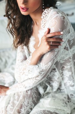 Yatakta oturan şehvetli kadın.