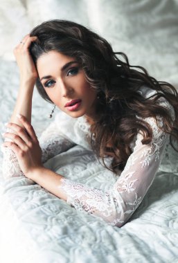 kadın yatakta saç üzerinde el ile poz