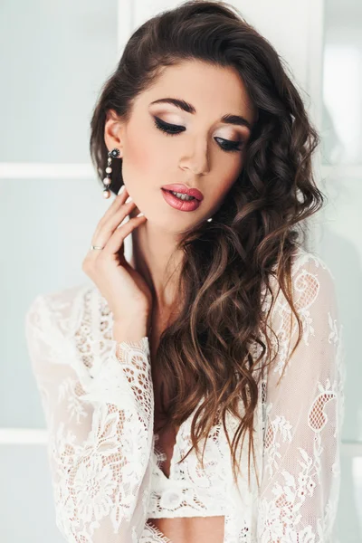 karanlık uzun saçlı güzel kadın