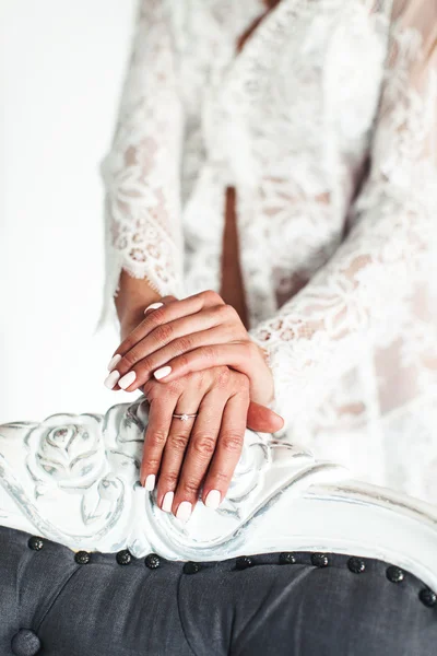 Manos femeninas con uñas de color blanco — Foto de Stock