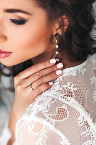 kadın beyaz renk çivi ile