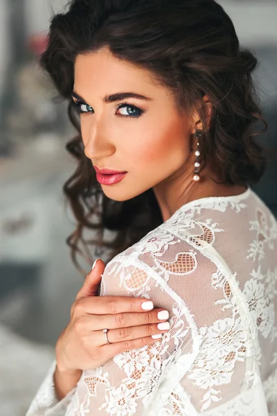 kadın beyaz renk çivi ile