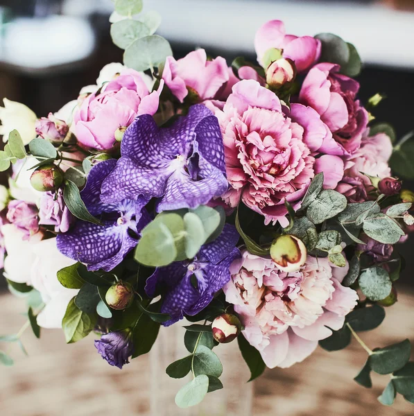 Pink roses and blue wild orchids — Stock Photo, Image