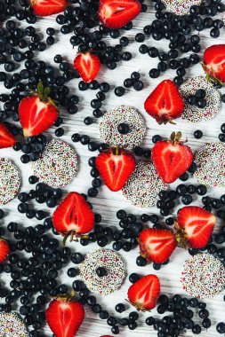 çilek ve böğürtlen yuvarlak kurabiye ile