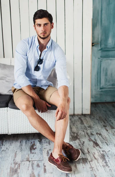 Uomo di tendenza in camicia blu — Foto Stock