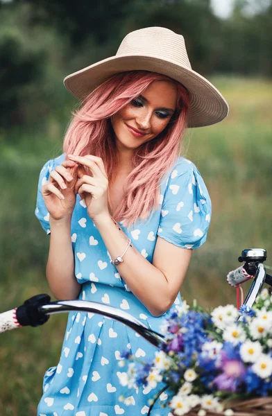 Menina bonita com senhoras bicicleta — Fotografia de Stock