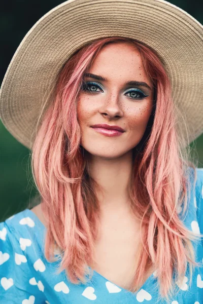 Flor chica en sombrero — Foto de Stock