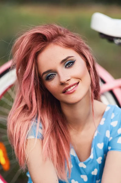 Bella ragazza con le signore bicicletta — Foto Stock