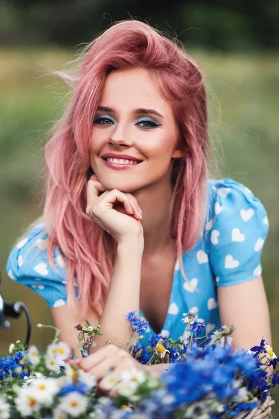 Menina flor com flores — Fotografia de Stock