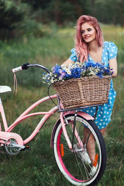 Красивая девушка с дамами велосипед — стоковое фото