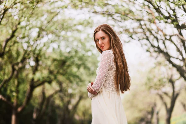 Affascinante ragazza in abito bianco — Foto Stock