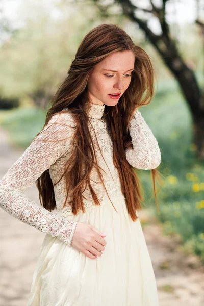 Charmantes Mädchen im weißen Kleid — Stockfoto