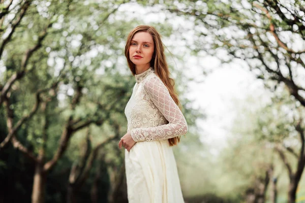 Menina encantadora em vestido branco — Fotografia de Stock