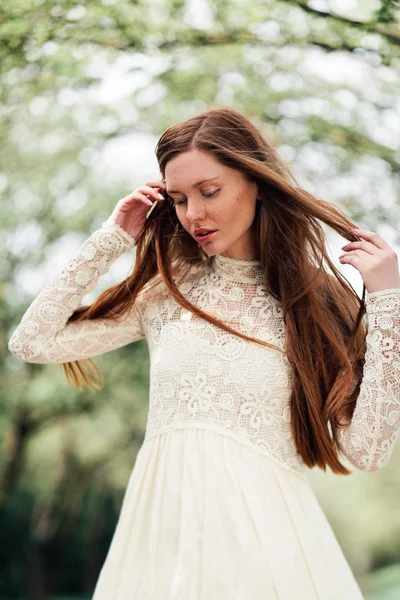 Menina encantadora em vestido branco — Fotografia de Stock