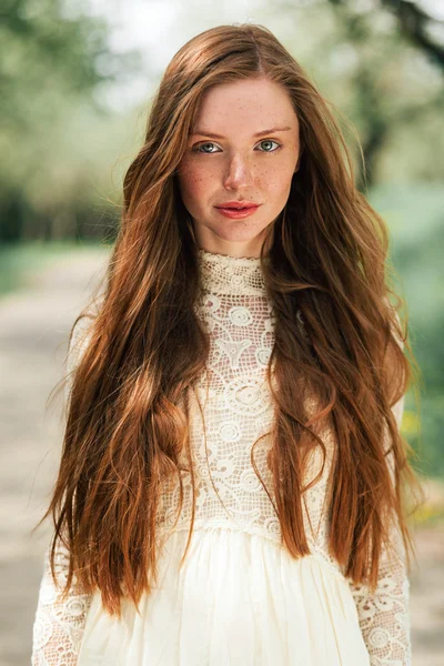 Chica encantadora en vestido blanco — Foto de Stock