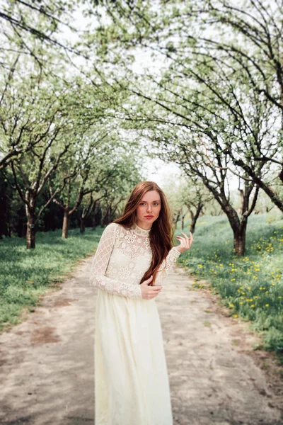 Charmantes Mädchen im weißen Kleid — Stockfoto