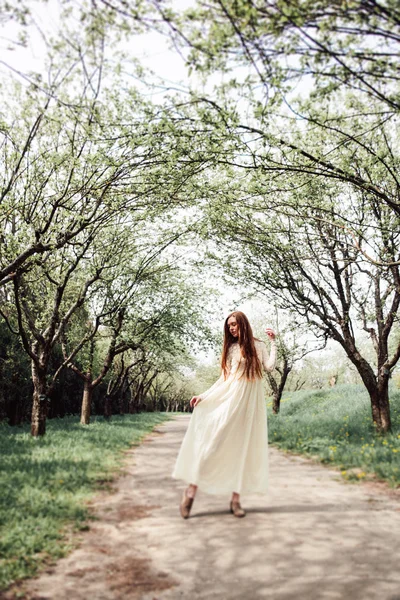 Chica encantadora en vestido blanco — Foto de Stock