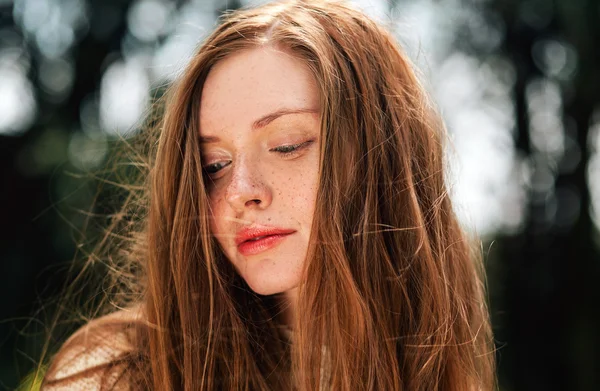 Vackra röda hår flicka — Stockfoto
