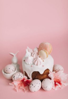 Yumurta ve çiçeklerle çevrili Paskalya pastası